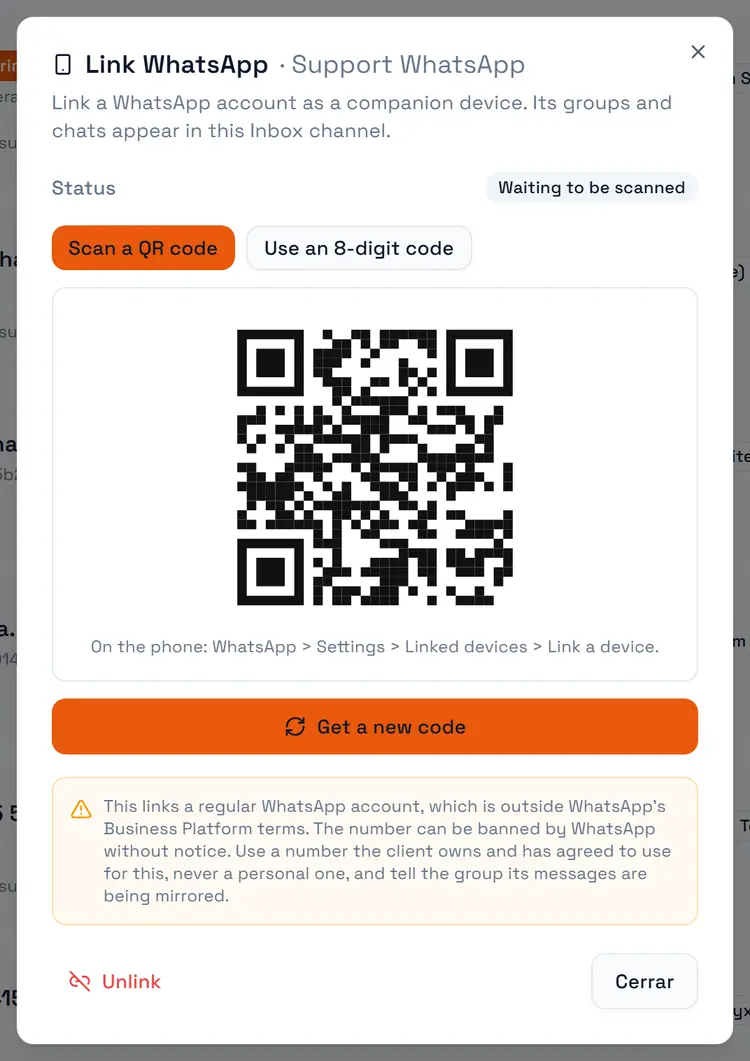 Vincular WhatsApp: escanear un código QR o usar un código de 8 dígitos desde el teléfono.
